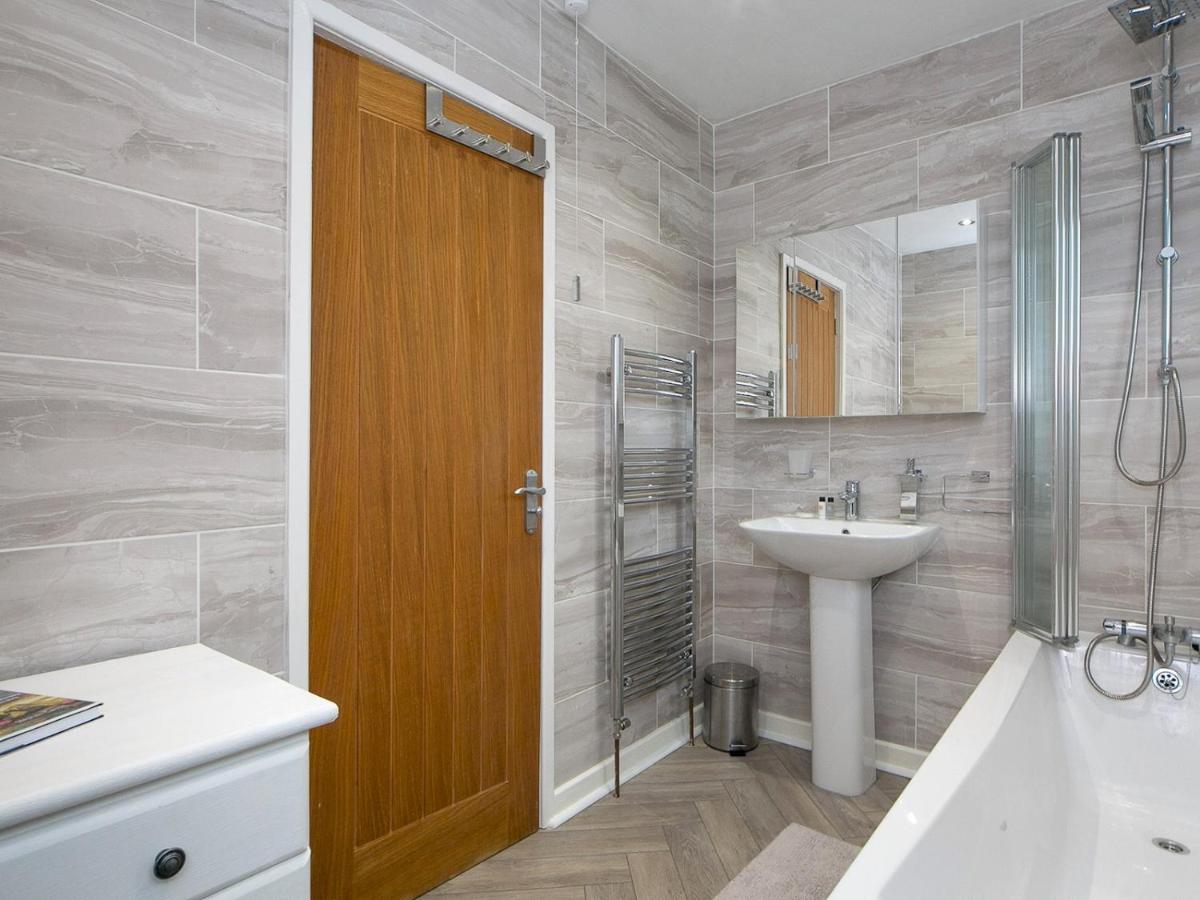 Pass The Keys Modern Coastal Home In Bull Bay Amlwch Esterno foto